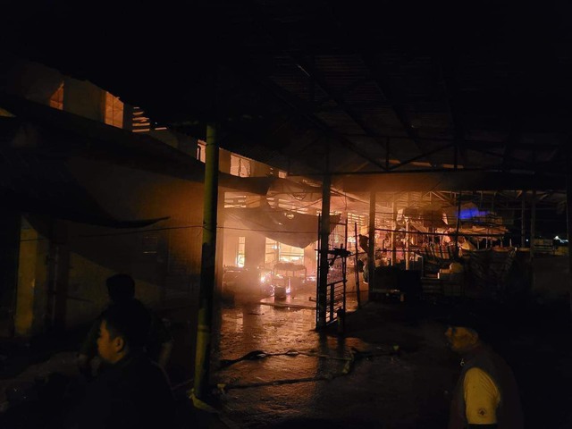 CLIP: Cảnh tro tàn sau khi chợ lớn nhất huyện ở Thừa Thiên - Huế bị cháy- Ảnh 5.