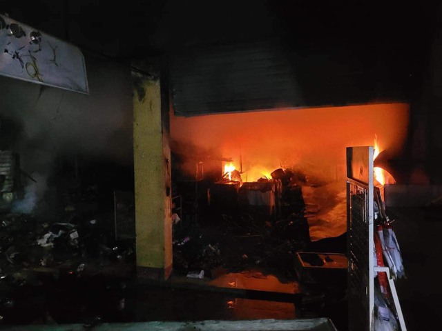 CLIP: Cảnh tro tàn sau khi chợ lớn nhất huyện ở Thừa Thiên - Huế bị cháy- Ảnh 6.