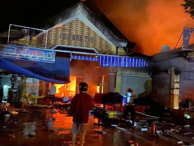 CLIP: Cảnh tro tàn sau khi chợ lớn nhất huyện ở Thừa Thiên - Huế bị cháy- Ảnh 7.