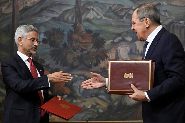 Bộ trưởng Ngoại giao Nga Sergei Lavrov và người đồng cấp Ấn Độ Subrahmanyam Jaishankar trong cuộc gặp ngày 27-12 tại thủ đô Moscow - Nga Ảnh: REUTERS