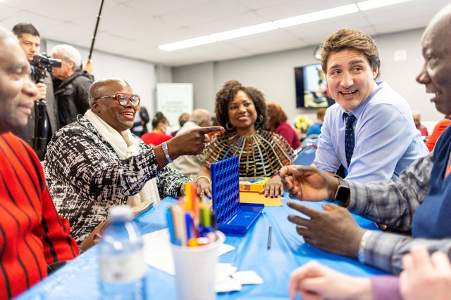 Canada là một trong những nước có tăng trưởng dân số nhanh nhất thế giới năm 2023, phần lớn do tăng lao động nước ngoài và sinh viên quốc tế. Trong ảnh: Thủ tướng Canada Justin Trudeau thăm Hiệp hội Văn hóa Caribe ở Pickering, Ontario hồi cuối tháng 11-2023 Ảnh: REUTERS