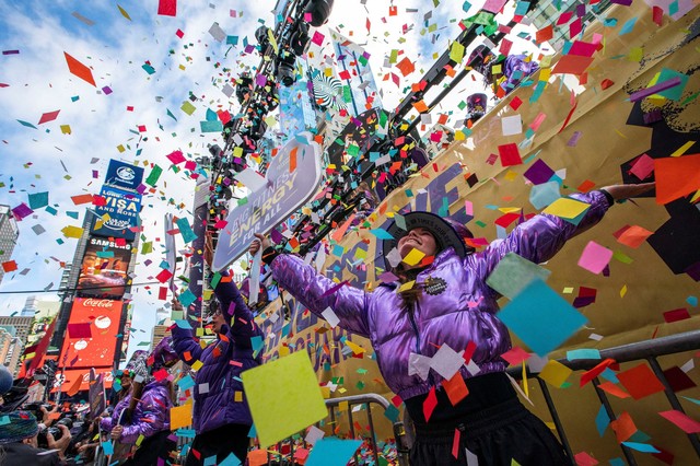 Buổi diễn tập tung hoa giấy chào đón năm mới tại Quảng trường Thời đại ở TP New York - Mỹ hôm 29-12 Ảnh: REUTERS