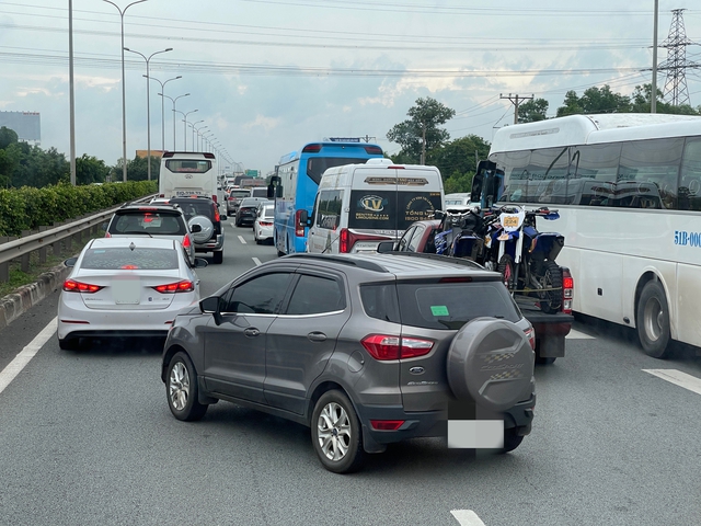 Sáng 30-12, vã mồ hôi qua cao tốc TP HCM - Long Thành - Dầu Giây- Ảnh 3.