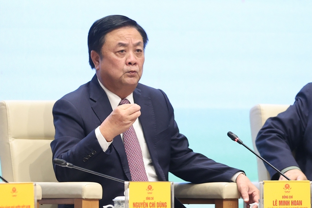 Bộ trưởng NN-PTNT Lê Minh Hoan trả lời câu hỏi của nông dân