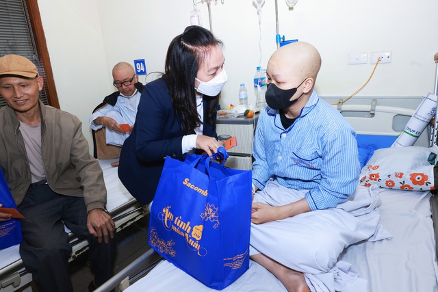 Bà Nguyễn Đức Thạch Diễm - Phó Chủ tịch thường trực HĐQT kiêm Tổng Giám đốc Sacombank - thăm hỏi, động viên và tặng quà Tết cho bệnh nhân tại Viện Huyết học - Truyền máu Trung ương