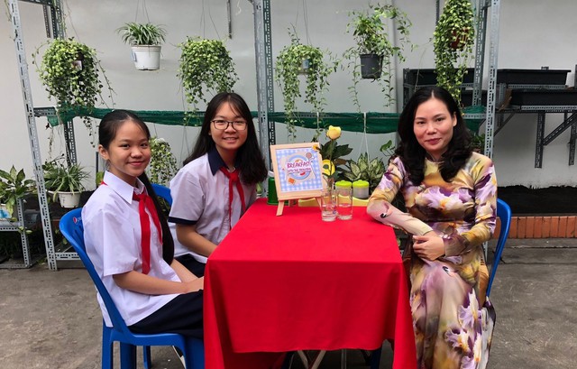 Cô Trần Thúy An, Hiệu trưởng Trường THCS Minh Đức, ăn sáng cùng học sinh và trò chuyện bằng tiếng Anh