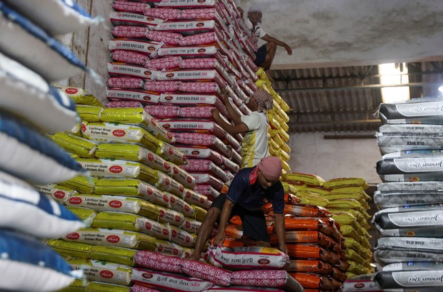 Một kho gạo tại TP Navi Mumbai - Ấn Độ Ảnh: REUTERS