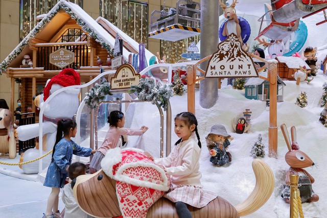 Trẻ em chụp hình tại trung tâm mua sắm Landmark ở Hồng Kông (Trung Quốc) ngày 30-12-2023 Ảnh: REUTERS