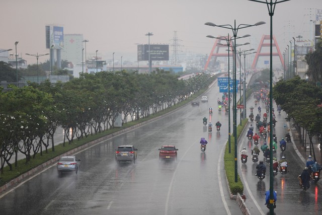 TP HCM mưa trắng trời chiều cuối năm, đêm giao thừa liệu có mưa?- Ảnh 1.