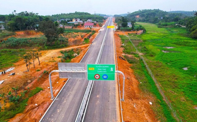 Tuyến đường cao tốc Tuyên Quang - Phú Thọ giúp thời gian di chuyển từ TP Tuyên Quang đến Hà Nội giảm chỉ còn hơn 1 giờ   Ảnh: VĂN DUẨN