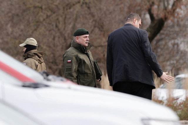 Tướng Wieslaw Kukula, Tổng tham mưu trưởng quân đội Ba Lan, đến dự cuộc họp của Hội đồng An ninh Quốc gia ở Warsaw sau khi một vật thể bay không xác định bay vào không phận Ba Lan. Ảnh: Reuters