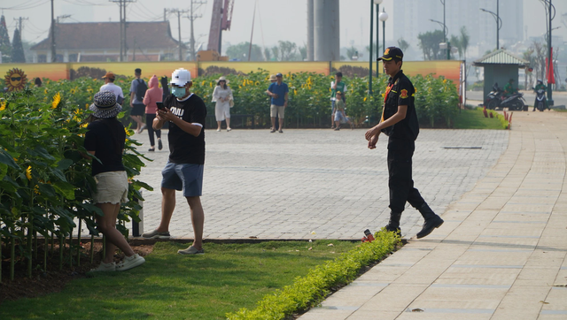 Nhiều người chưa có ý thức giữ gìn khi đến công viên bờ sông Sài Gòn- Ảnh 2.