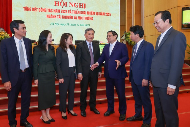 Thủ tướng Phạm Minh Chính trò chuyện với các đại biểu dự hội nghị