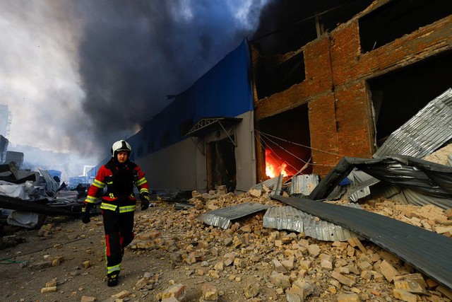 Một nhà kho ở thủ đô Kiev - Ukraine bị hư hại nặng nề do cuộc tấn công ngày 29-12 của Nga. Ảnh: Reuters