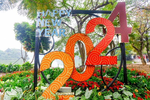 Phố phường Hà Nội trang hoàng chào đón năm mới 2024- Ảnh 7.