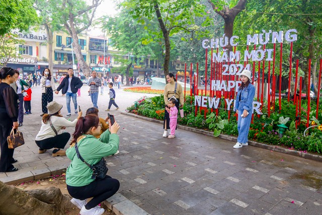 Phố phường Hà Nội trang hoàng chào đón năm mới 2024- Ảnh 9.
