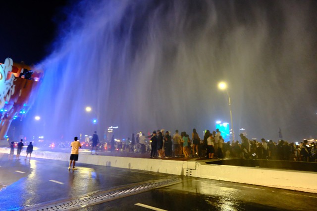 Đà Nẵng: Người dân tắm mưa, xem cầu Rồng phun lửa đón năm mới 2024- Ảnh 3.
