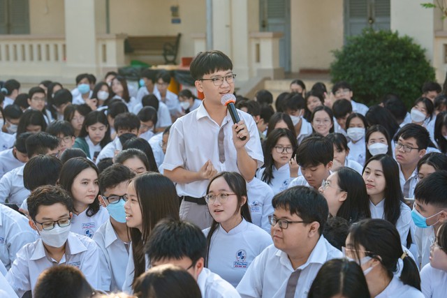 Một em học sinh chuyên Lê Hồng Phong đặt câu hỏi cho BTC Tiếng nói Xanh