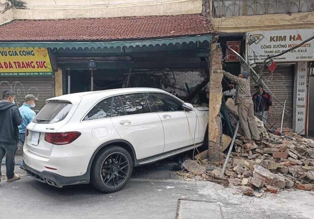 Tai nạn ô tô Mercedes tông vào nhà trên phố hàng bạc