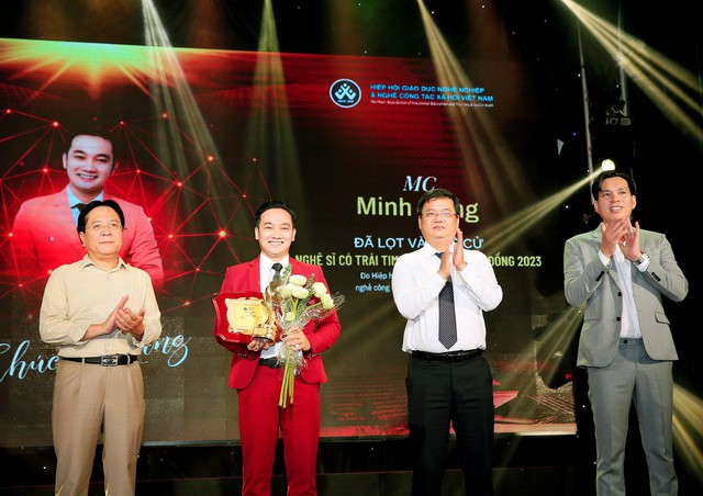 MC Minh Đẳng nhận giải thưởng “Nghệ sĩ vì cộng đồng năm 2023”- Ảnh 2.