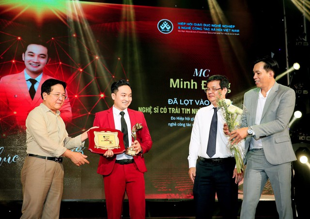 MC Minh Đẳng nhận giải thưởng “Nghệ sĩ vì cộng đồng năm 2023”- Ảnh 1.