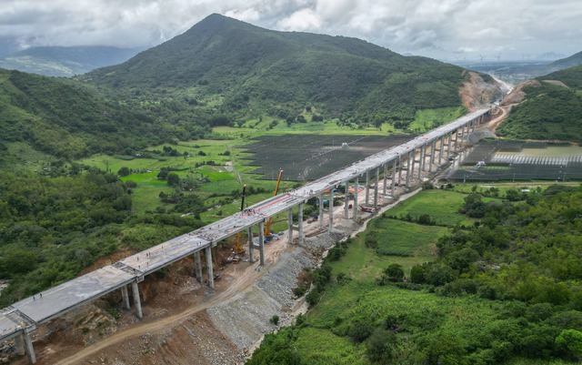 Cận cảnh hợp long cầu vượt núi cao nhất cao tốc Cam Lâm – Vĩnh Hảo- Ảnh 1.