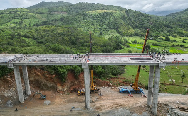Cận cảnh hợp long cầu vượt núi cao nhất cao tốc Cam Lâm – Vĩnh Hảo- Ảnh 7.