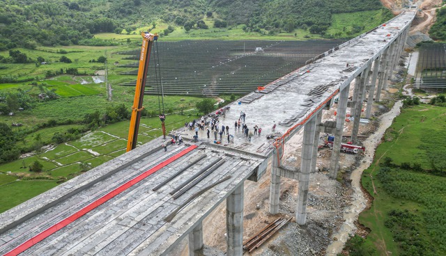 Cận cảnh hợp long cầu vượt núi cao nhất cao tốc Cam Lâm – Vĩnh Hảo- Ảnh 3.