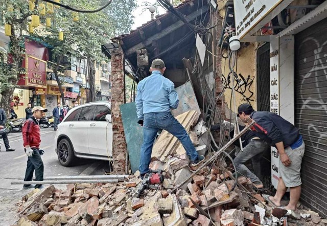 Tai nạn xe ôtô Mercedes tông vào nhà cổ trên phố Hàng Bạc, Hà Nội