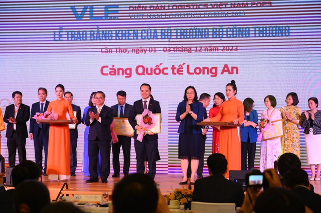 Cảng quốc tế Long An nhận bằng khen trong việc phát triển dịch vụ logistics Việt Nam 2023- Ảnh 1.