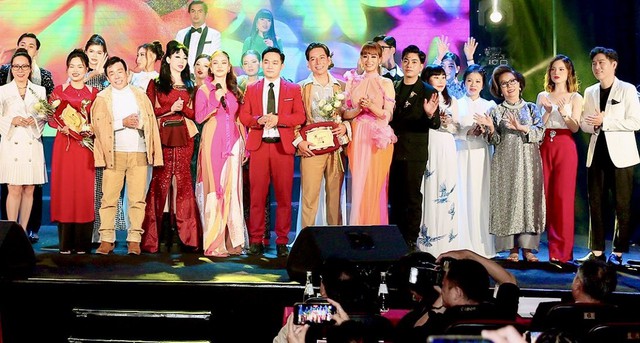 Ca sĩ Lâm Trí Tú xúc động khi nhận vinh danh nghệ sĩ vì cộng đồng- Ảnh 3.