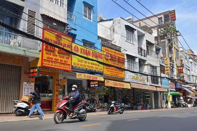 Công an TP HCM truy bắt nghi phạm nghi cướp tiệm vàng gần chợ Phạm Văn Hai