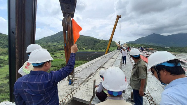 Cận cảnh hợp long cầu vượt núi cao nhất cao tốc Cam Lâm – Vĩnh Hảo- Ảnh 6.