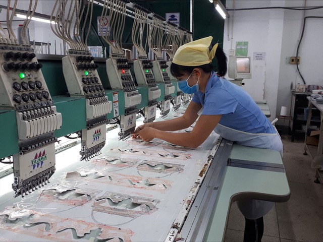 Dù khó khăn, Công ty TNHH Thêu Vĩnh Dương vẫn nỗ lực lo Tết cho người lao động Ảnh: CAO HƯỜNG