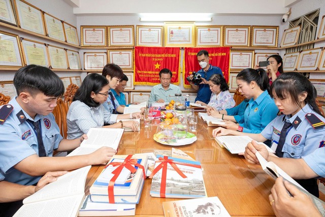 Người lao động tìm hiểu tư liệu về Bác tại Không gian văn hóa Hồ Chí Minh