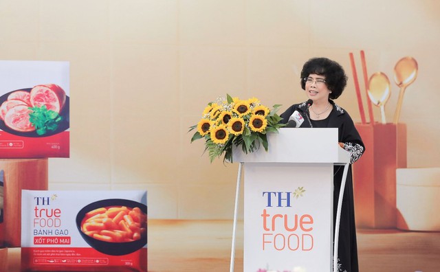 Bà Thái Hương tại lễ ra mắt bộ sản phẩm bếp Việt - Người nội trợ tử tế TH true FOOD, một trong những bộ sản phẩm quan trọng hiện thực hóa khát vọng làm người nội trợ tử tế cho cộng đồng của bà và Tập đoàn TH