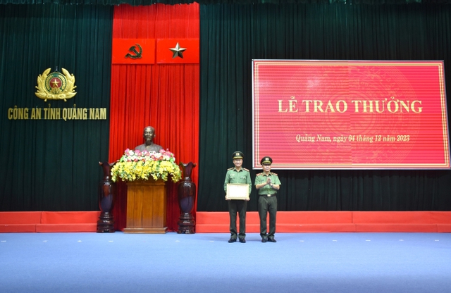 Phó Giám đốc Công an Quảng Nam nhận bằng khen của Bộ Công an- Ảnh 2.