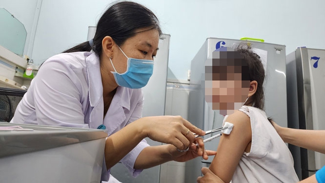 Tiêm vắc-xin cho trẻ tại Viện Pasteur TP HCM