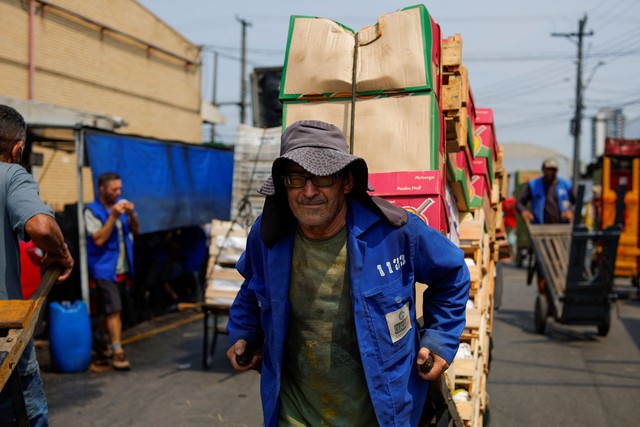 Nắng nóng khắc nghiệt tại TP Sao Paulo - Brazil hôm 17-11 Ảnh: REUTERS