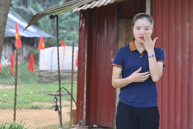 Cô giáo Bàn Thị Ton rơi nước mắt khi nói về nhà vệ sinh của trường mầm non Nậm Mười