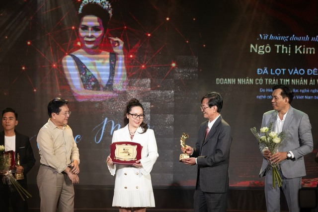 Doanh nhân Ngô Thị Kim Chi nhận giải thưởng vì cộng đồng- Ảnh 1.