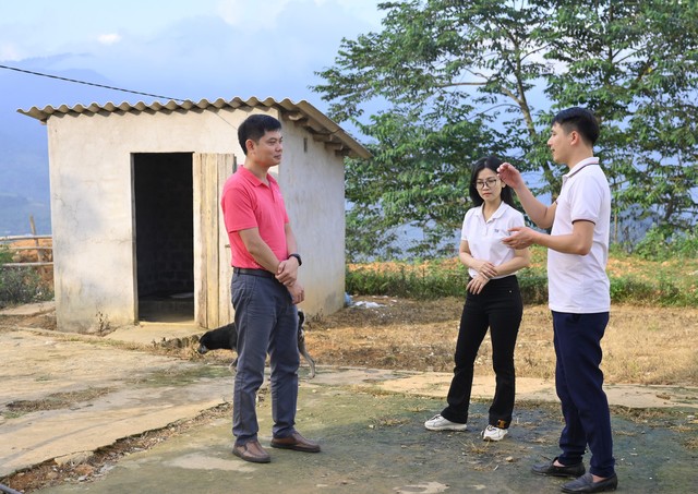 Chuyên gia của Quỹ Vì Tầm Vóc Việt trực tiếp khảo sát thực trạng và nhu cầu về nhà vệ sinh trường học tại các điểm trường vùng cao