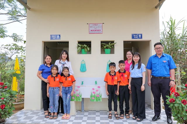 Một nhà vệ sinh mới được xây tặng trong chương trình &quot;1.000 Nhà vệ sinh cho em&quot; của Quỹ Vì Tầm Vóc Việt