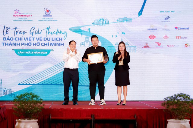 Tổng Biên tập Báo Người Lao Động Tô Đình Tuân (bên trái) và phóng viên Hoàng Triều - tác giả đoạt giải nhất thể loại ảnh giải  báo chí viết về Du lịch TP HCM năm 2023  Ảnh: Linh Linh