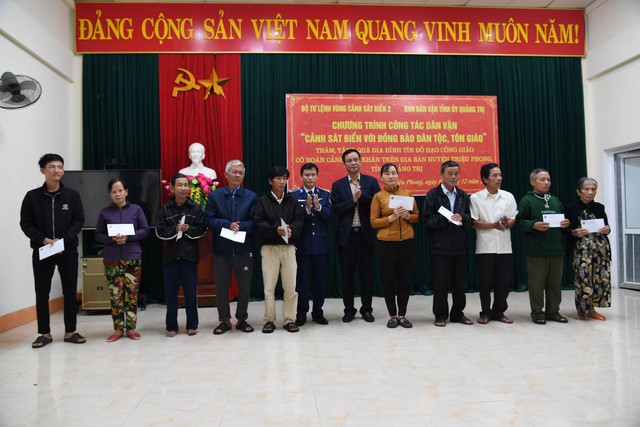 Bộ Tư lệnh Vùng Cảnh sát biển 2  trao tặng quà cho bà con giáo dân Quảng Trị- Ảnh 1.
