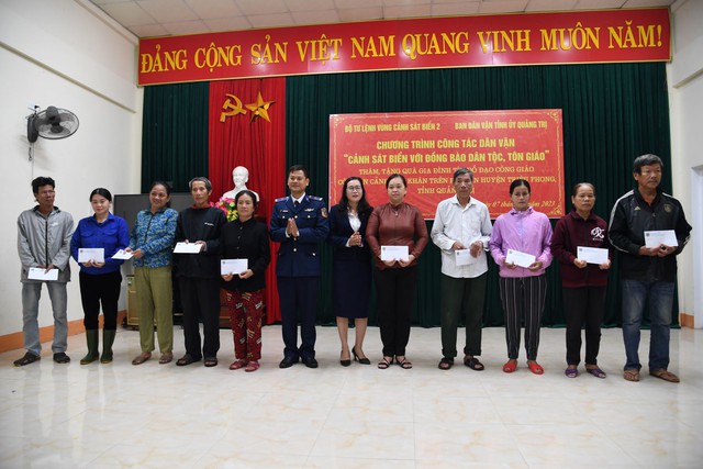 Bộ Tư lệnh Vùng Cảnh sát biển 2  trao tặng quà cho bà con giáo dân Quảng Trị- Ảnh 2.