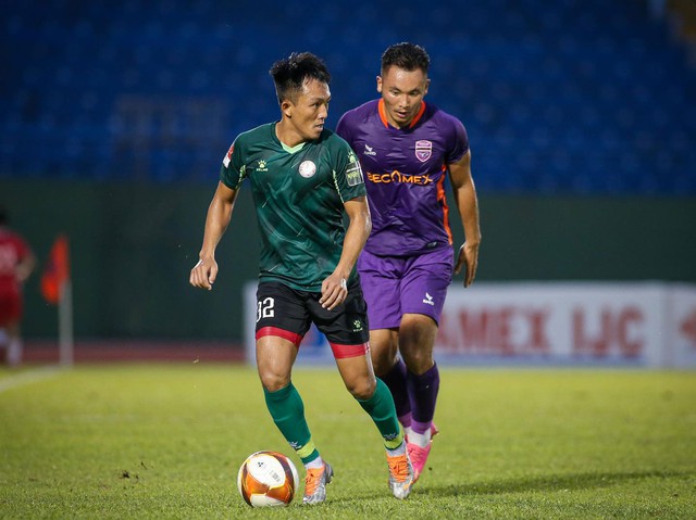 CLB TP HCM (trái) vẫn còn nợ ban huấn luyện và cầu thủ 7 tỉ đồng tiền lương, thưởng của mùa V-League 2022 Ảnh: CAO TOÀN