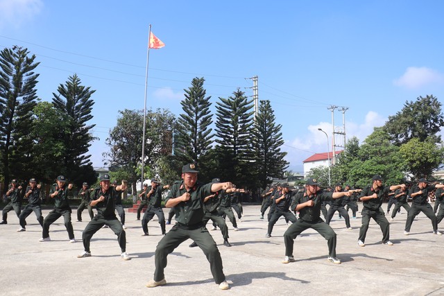 Cán bộ, chiến sĩ Phòng Cảnh sát cơ động - Công an tỉnh tập luyện Trịnh Thị Thuỳ Trang