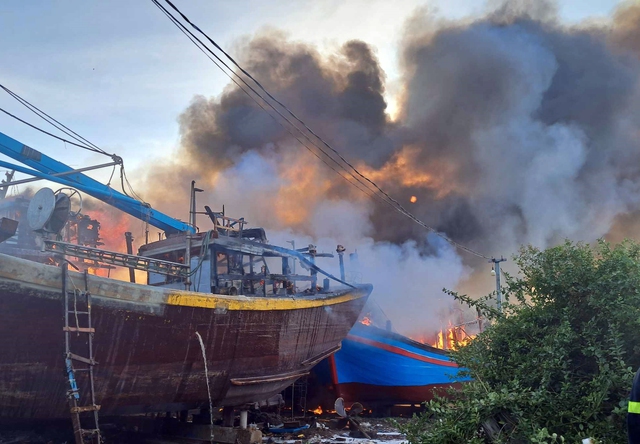Đang cháy lớn tại xưởng đóng tàu ở Phan Thiết, lãnh đạo Bình Thuận rời họp đến hiện trường- Ảnh 3.