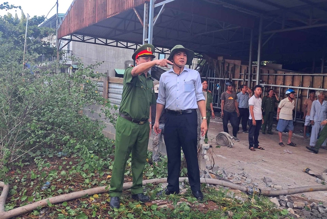 Đang cháy lớn tại xưởng đóng tàu ở Phan Thiết, lãnh đạo Bình Thuận rời họp đến hiện trường- Ảnh 5.